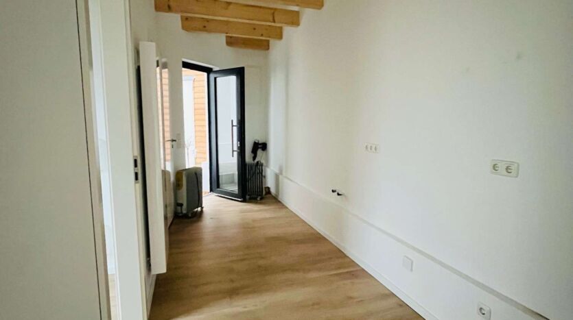 Blick zum Eingang vom Büro