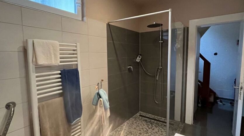 und einer bodentiefen Dusche 